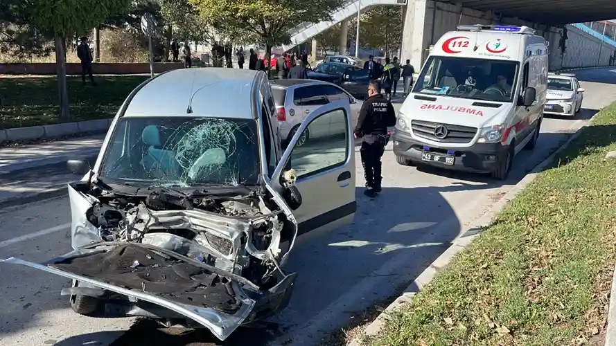 Kütahya'da resmi araç ile kamyonet kafa kafaya çarpıştı