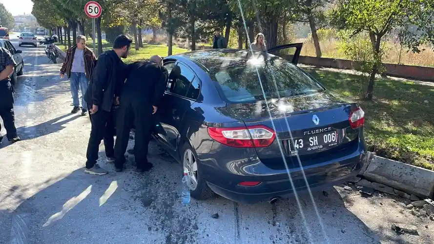 Kütahya'da resmi araç ile kamyonet kafa kafaya çarpıştı