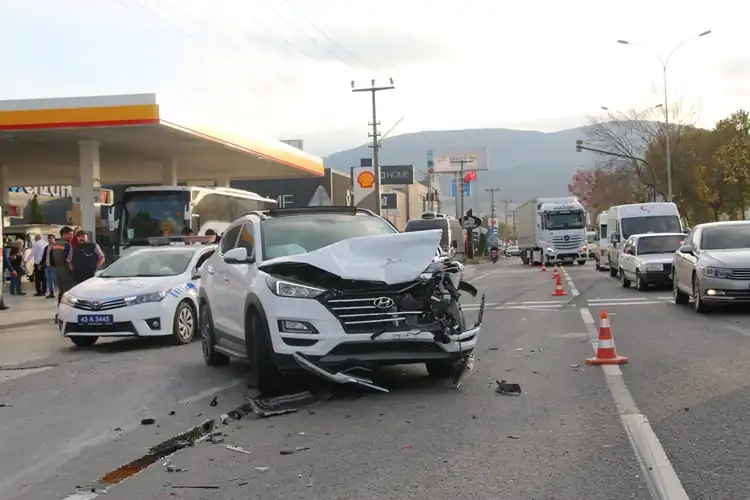 Kütahya’da takla atan otomobildeki 2 kişi yaralandı