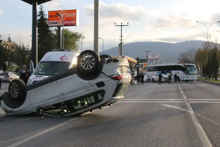 Kütahya’da takla atan otomobildeki 2 kişi yaralandı