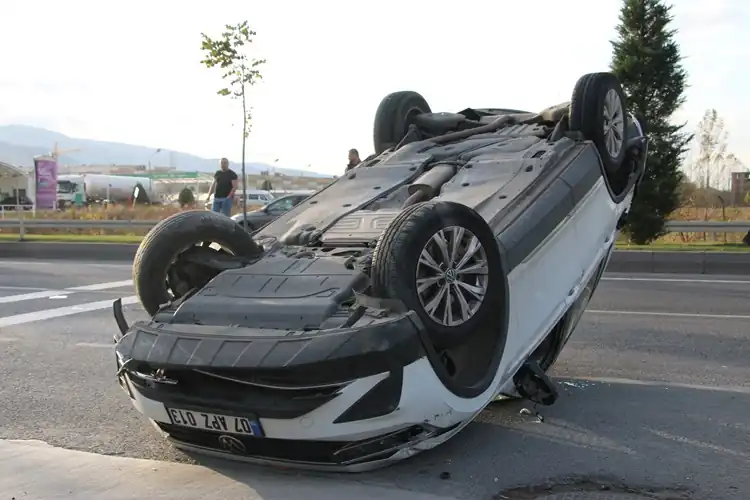 Kütahya’da takla atan otomobildeki 2 kişi yaralandı