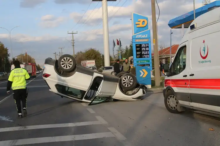 Kütahya’da takla atan otomobildeki 2 kişi yaralandı