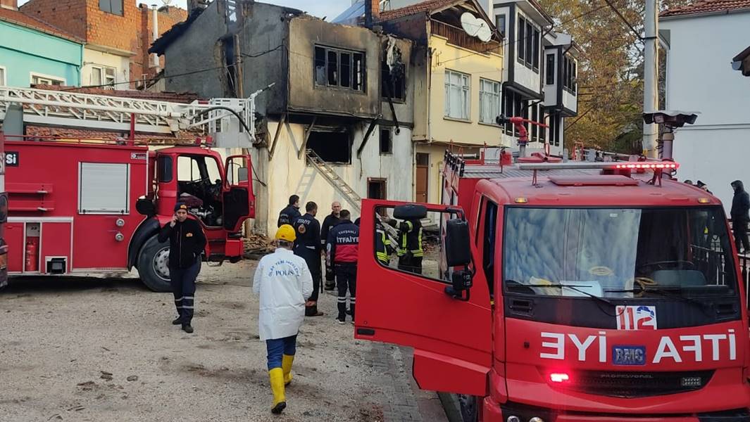 Kütahya'da ahşap evde çıkan yangında bir kişi öldü