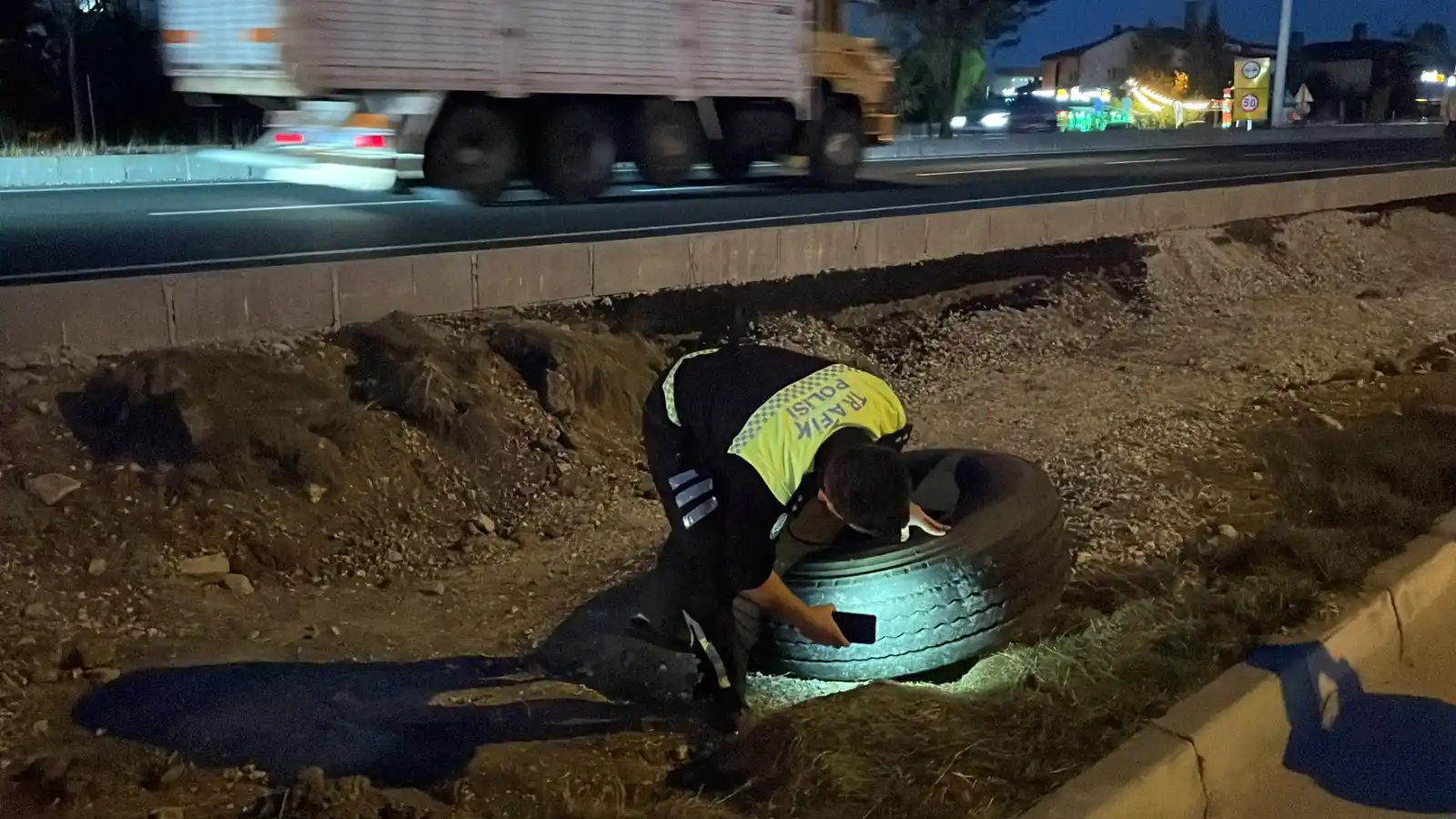 Kütahya'da tırdan kopan tekerleğin çarptığı genç kadın ağır yaralandı