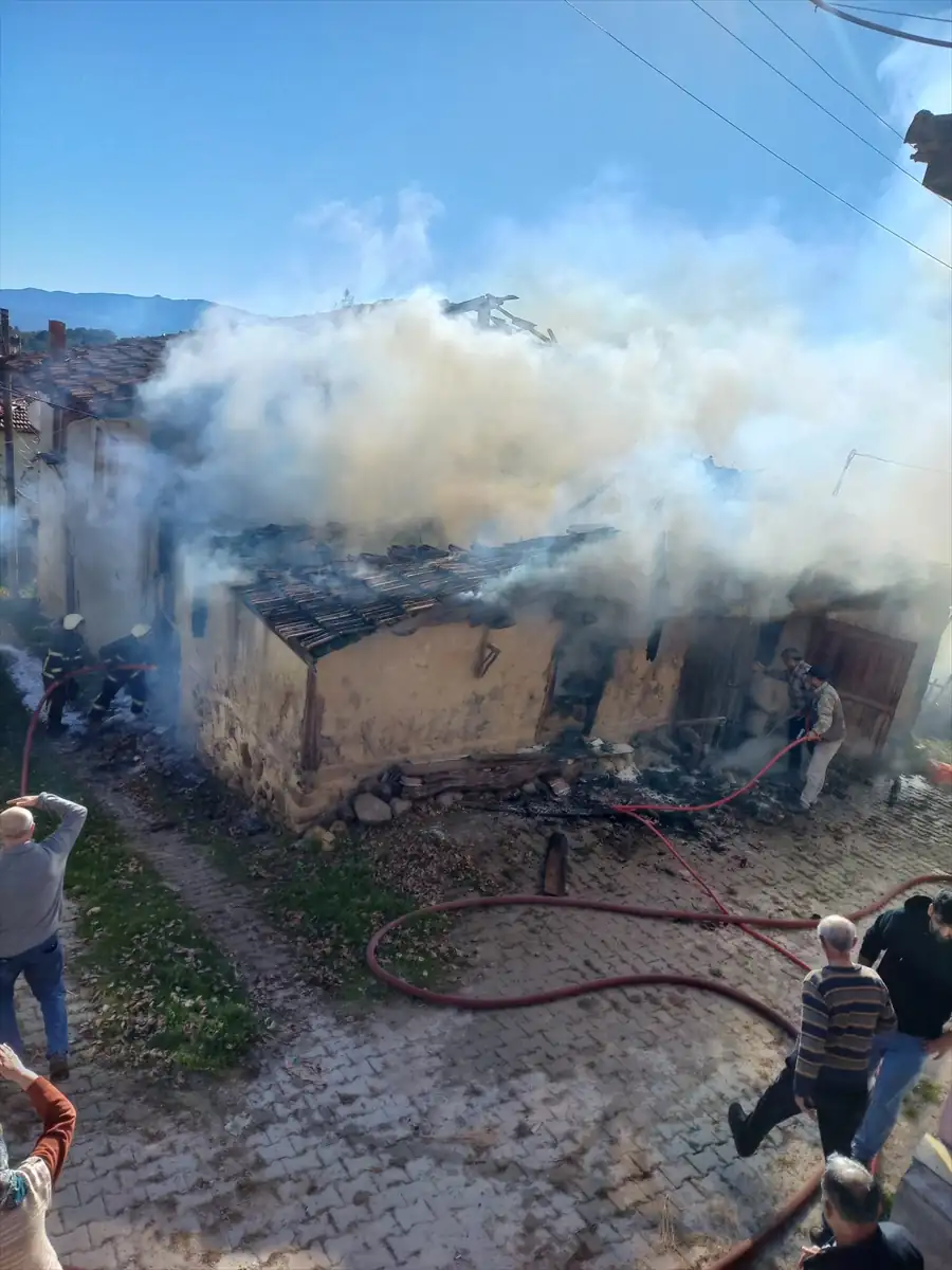 Gediz’deki çıkan yangında ahşap ev kullanılamaz hale geldi