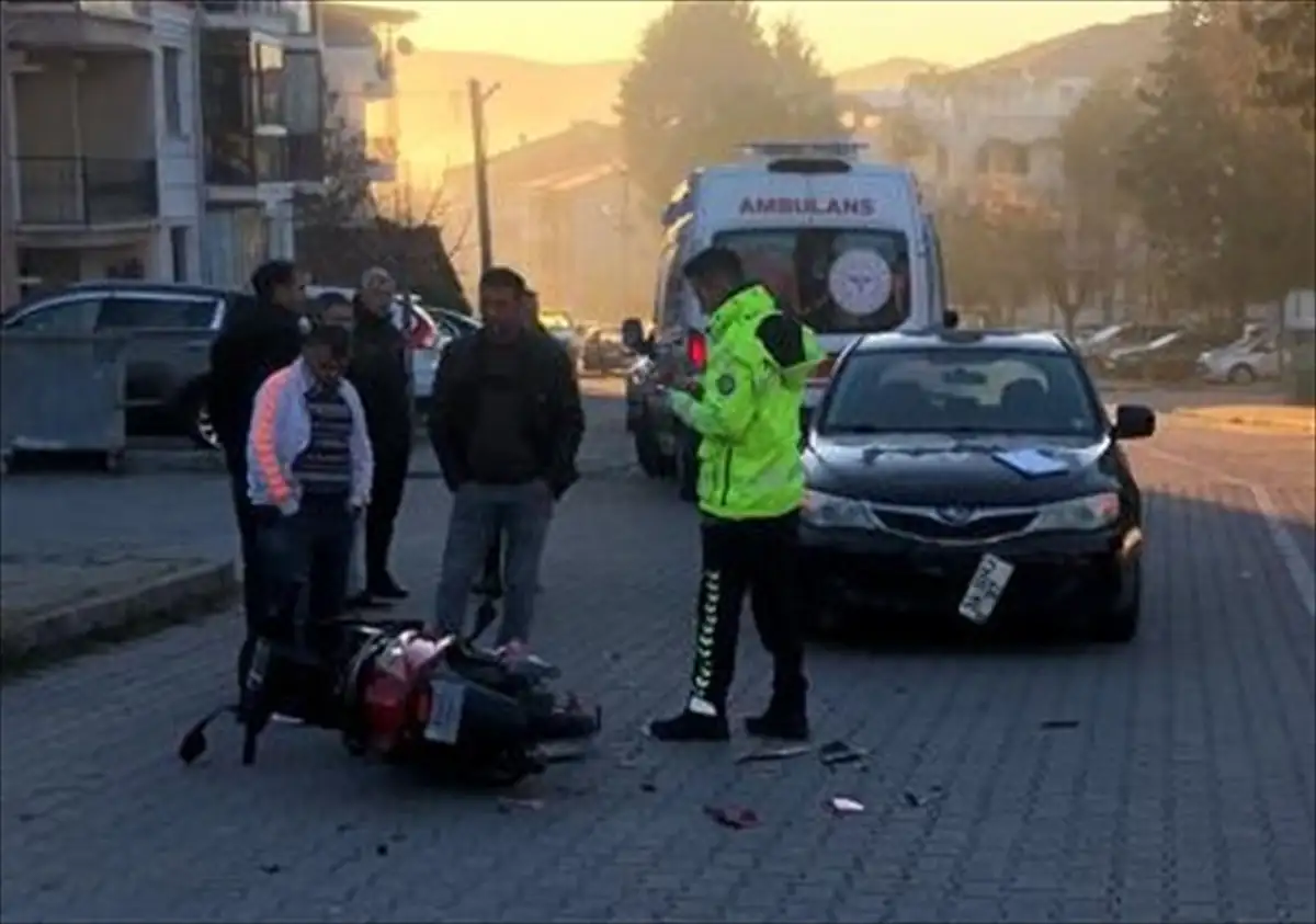 Gediz'de otomobil ile elektrikli bisiklet çarpıştı