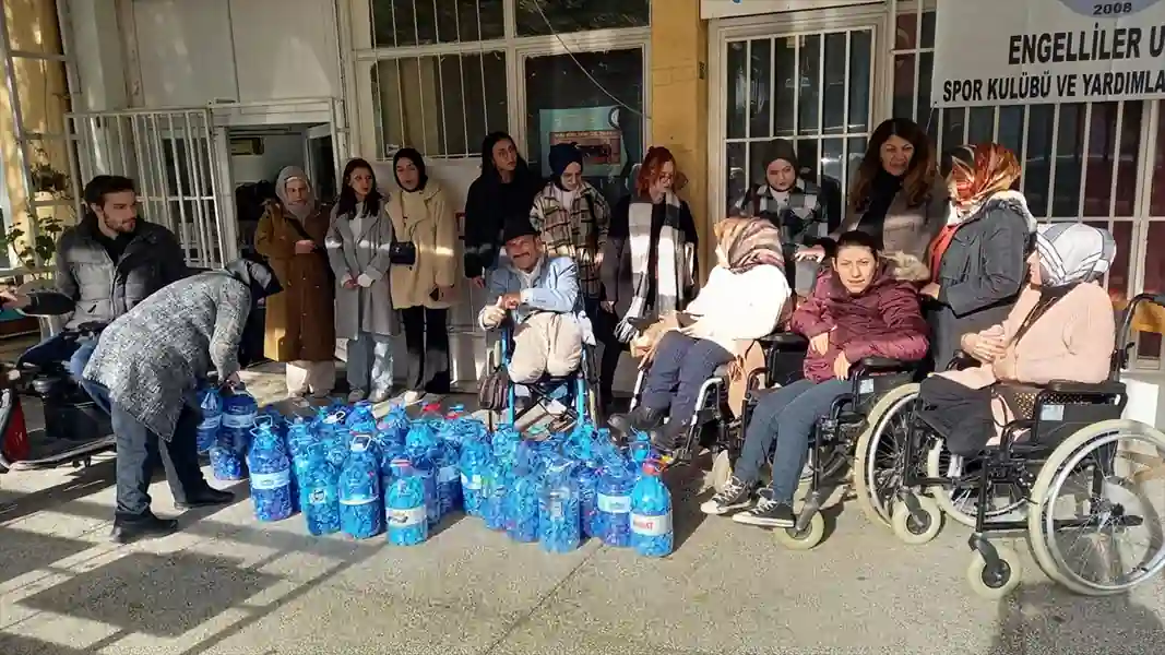 Kütahya’da öğrenciler engelliler için 30 bin mavi kapak topladı