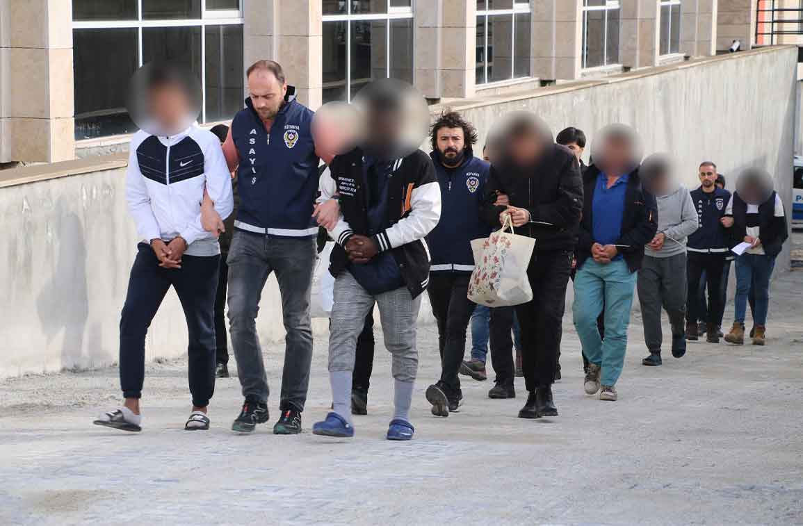 Kütahya'da polis, 19 kişiyi şafak vakti evlerinden aldı