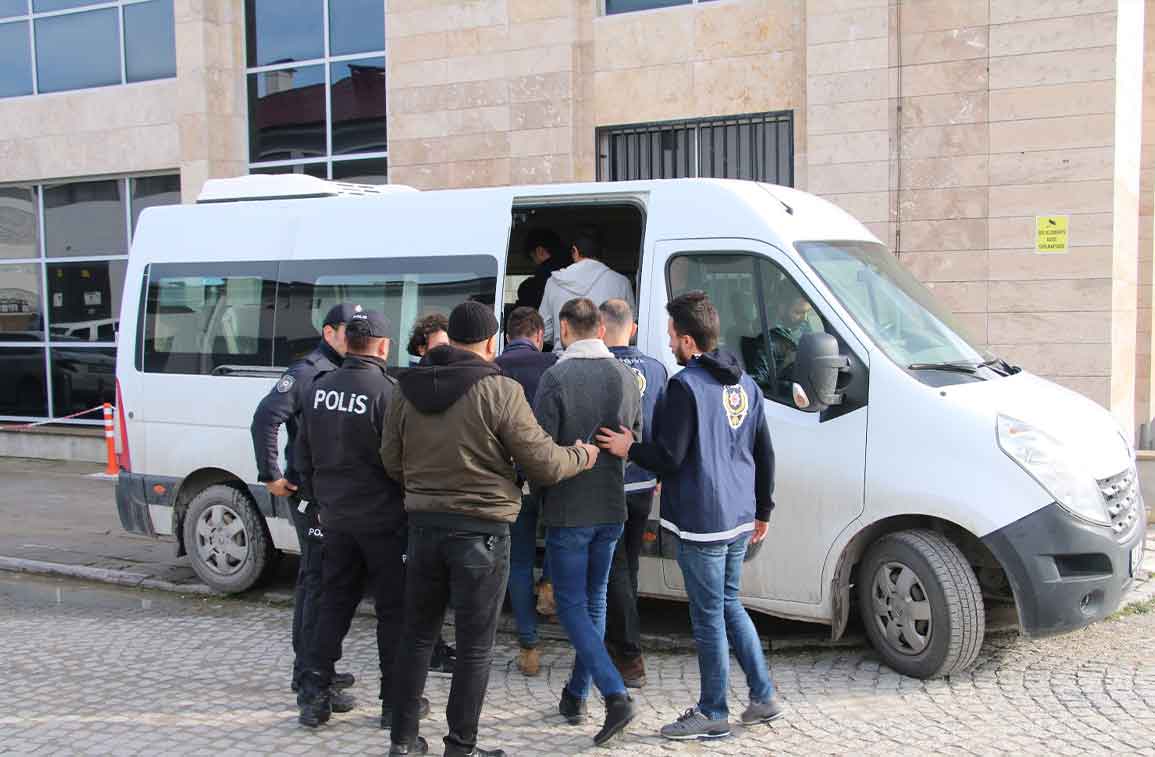 Kütahya'da polis, 19 kişiyi şafak vakti evlerinden aldı