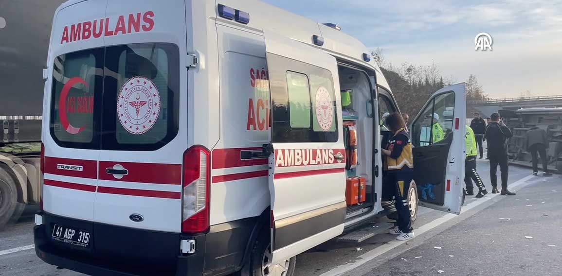 Otomobil ile yolcu otobüsü çarpıştı, 15 yaralı var