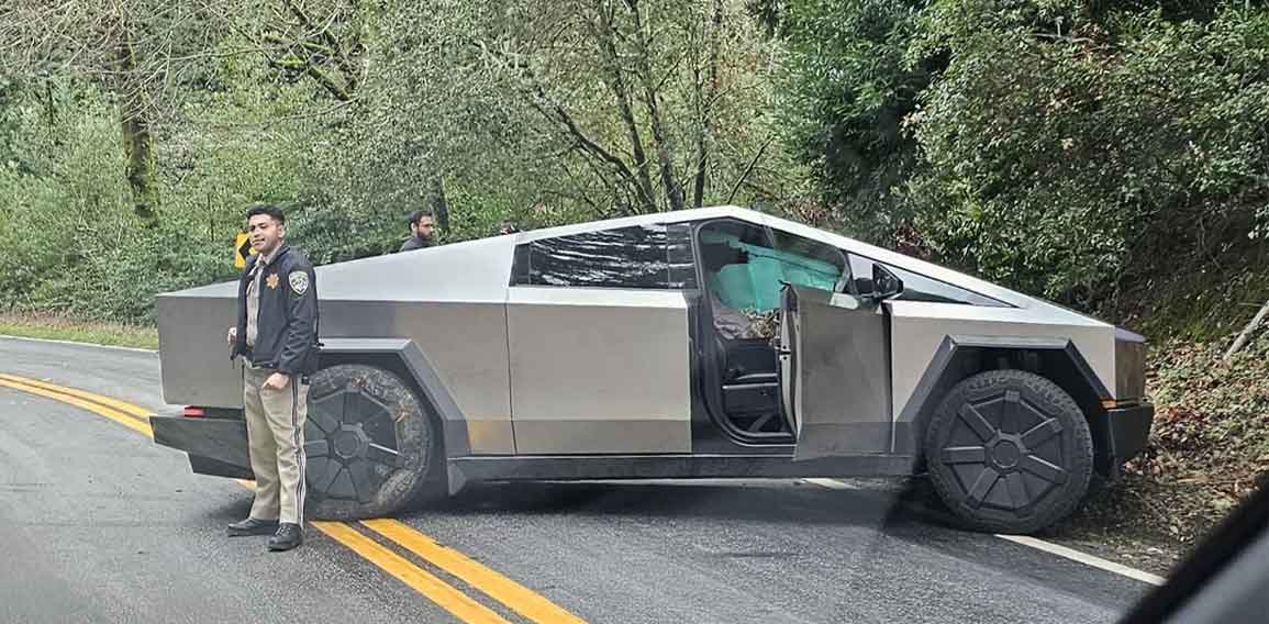 Tesla'nın yeni aracı Cybertruck ilk kazasını yaptı