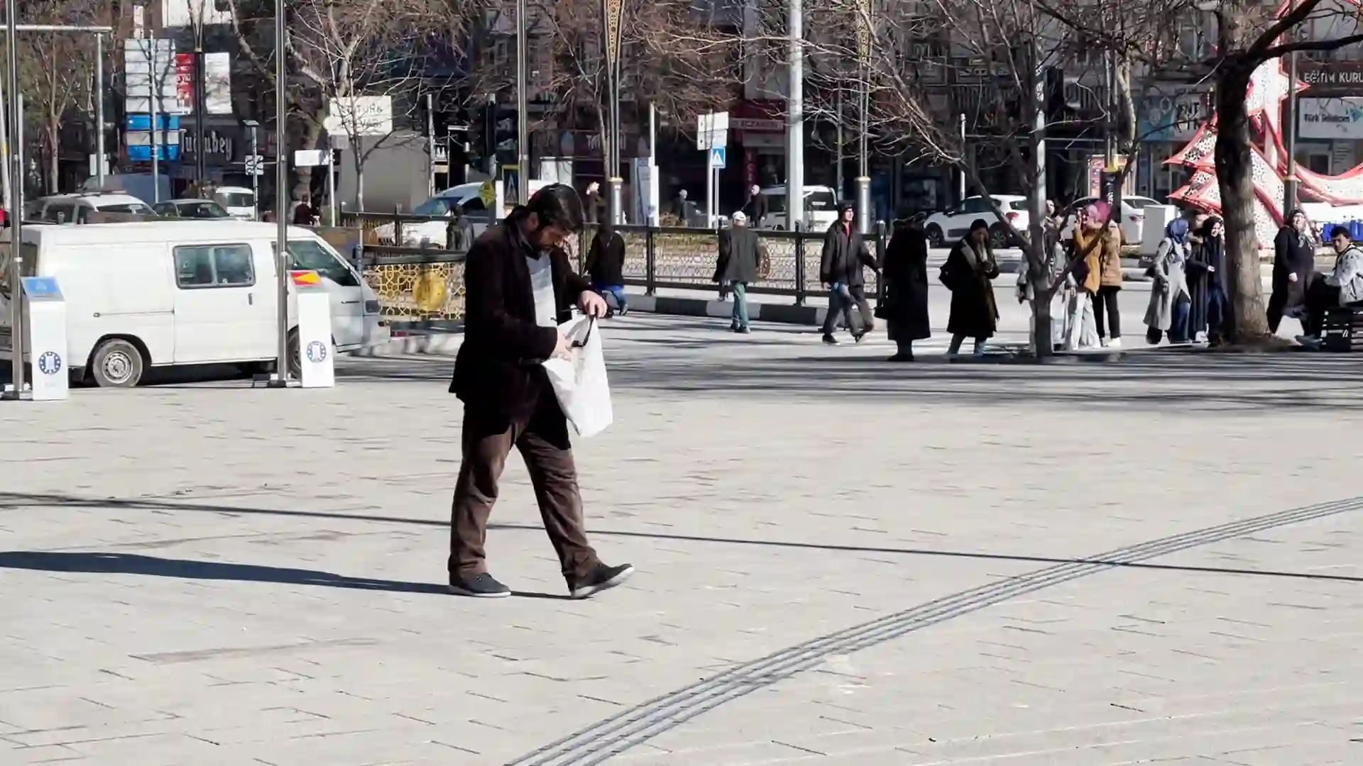 Kütahya'da meydandaki şüpheli çanta polisi alarma geçirdi