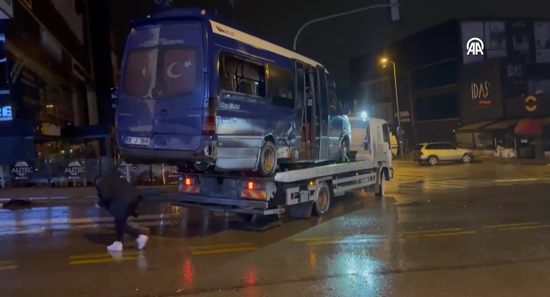 Ankara'da otomobil ile minibüs çarpıştı: 11 yaralı