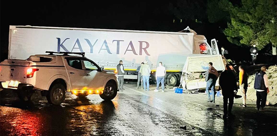 Kamyonet ile tır çarpıştı: 1ölü, 3 yaralı