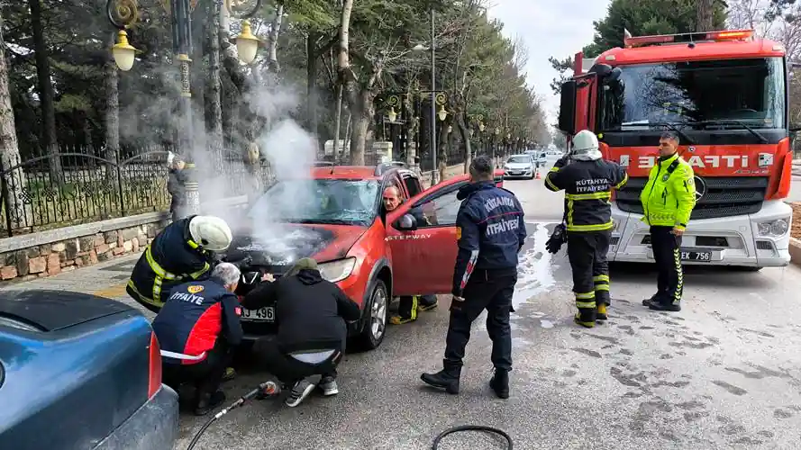 Kütahya'da araçta çıkan yangın söndürüldü