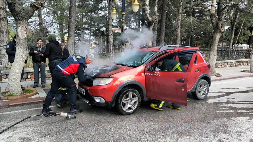 Kütahya'da araçta çıkan yangın söndürüldü