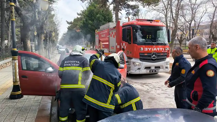 Kütahya'da araçta çıkan yangın söndürüldü