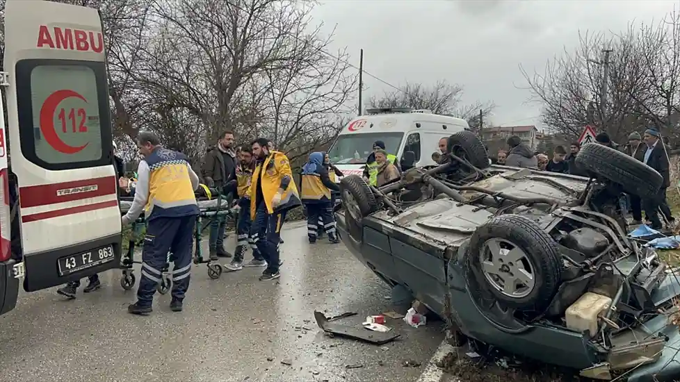 Kütahya'da otomobil elektrik direğine çarparak devrildi