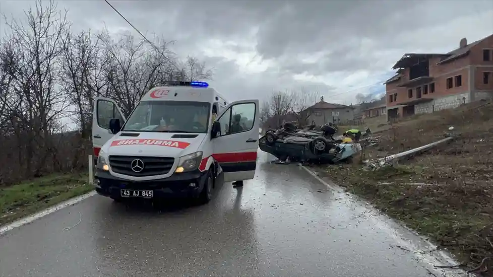 Kütahya'da otomobil elektrik direğine çarparak devrildi