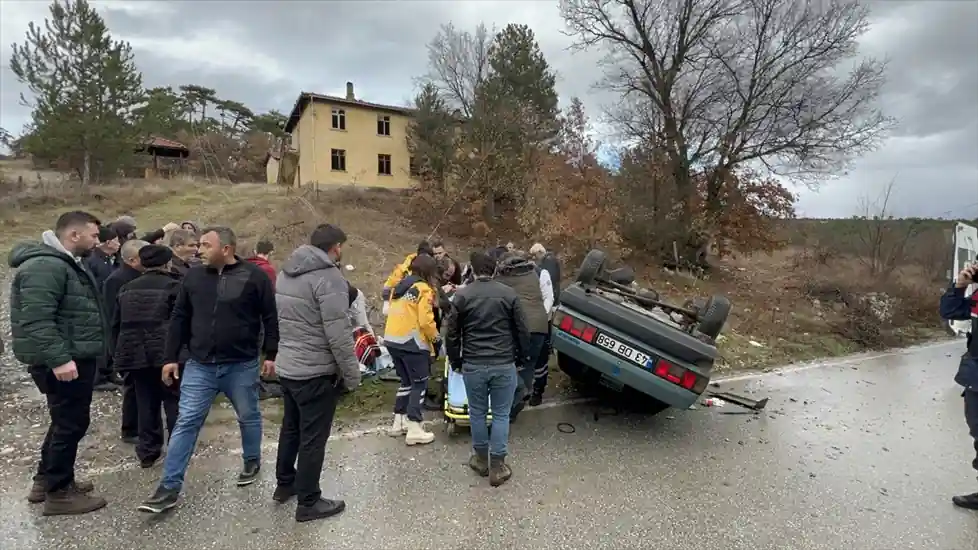 Kütahya'da otomobil elektrik direğine çarparak devrildi