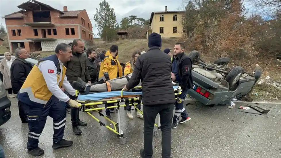 Kütahya'da otomobil elektrik direğine çarparak devrildi