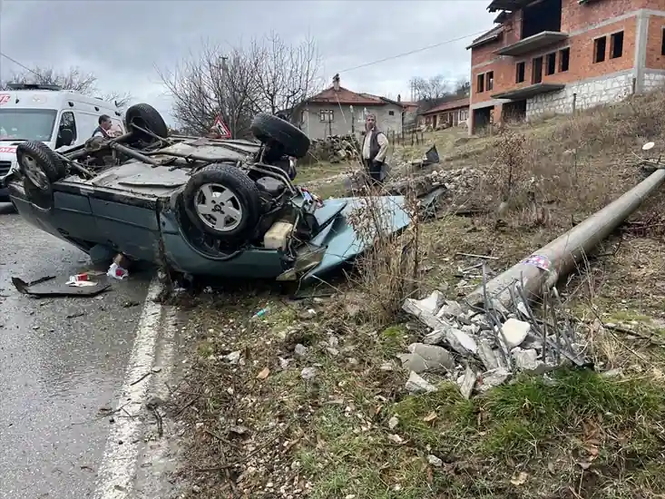 Kütahya'da otomobil elektrik direğine çarparak devrildi