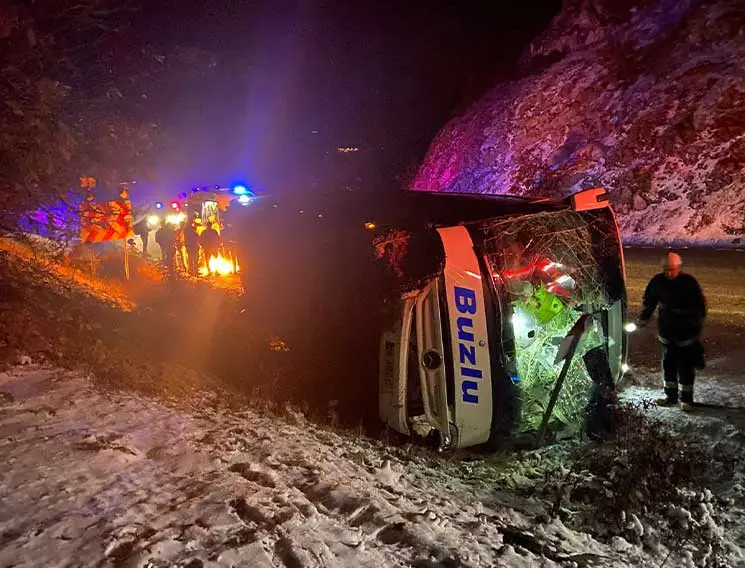 Kütahya'da yolcu otobüsü devrildi, yaralılar var