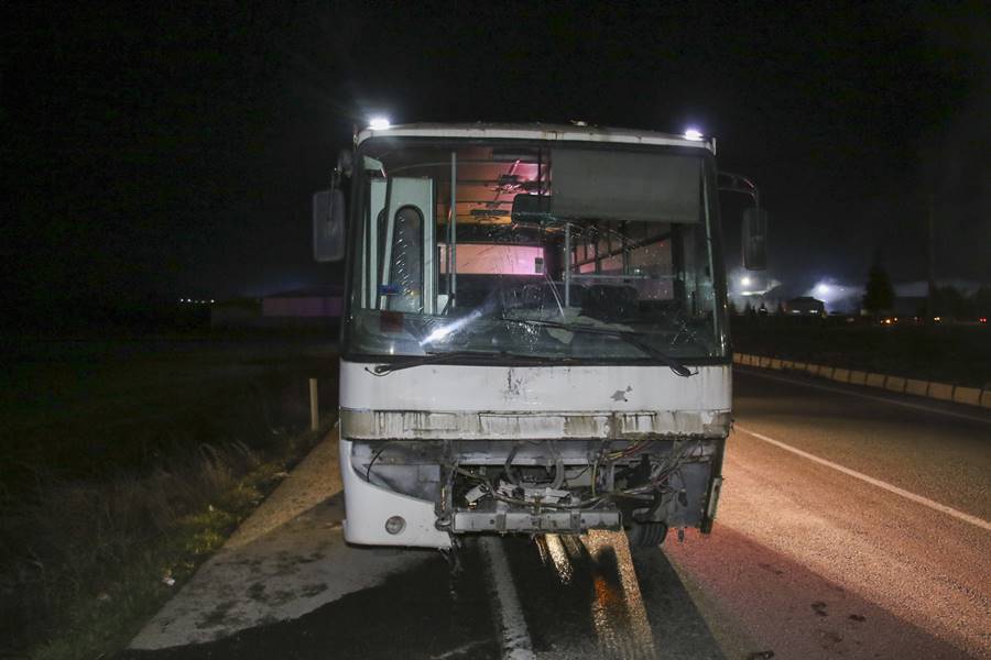 Uşak'ta işçi servisi ile otomobilin çarpıştı 7 yaralı