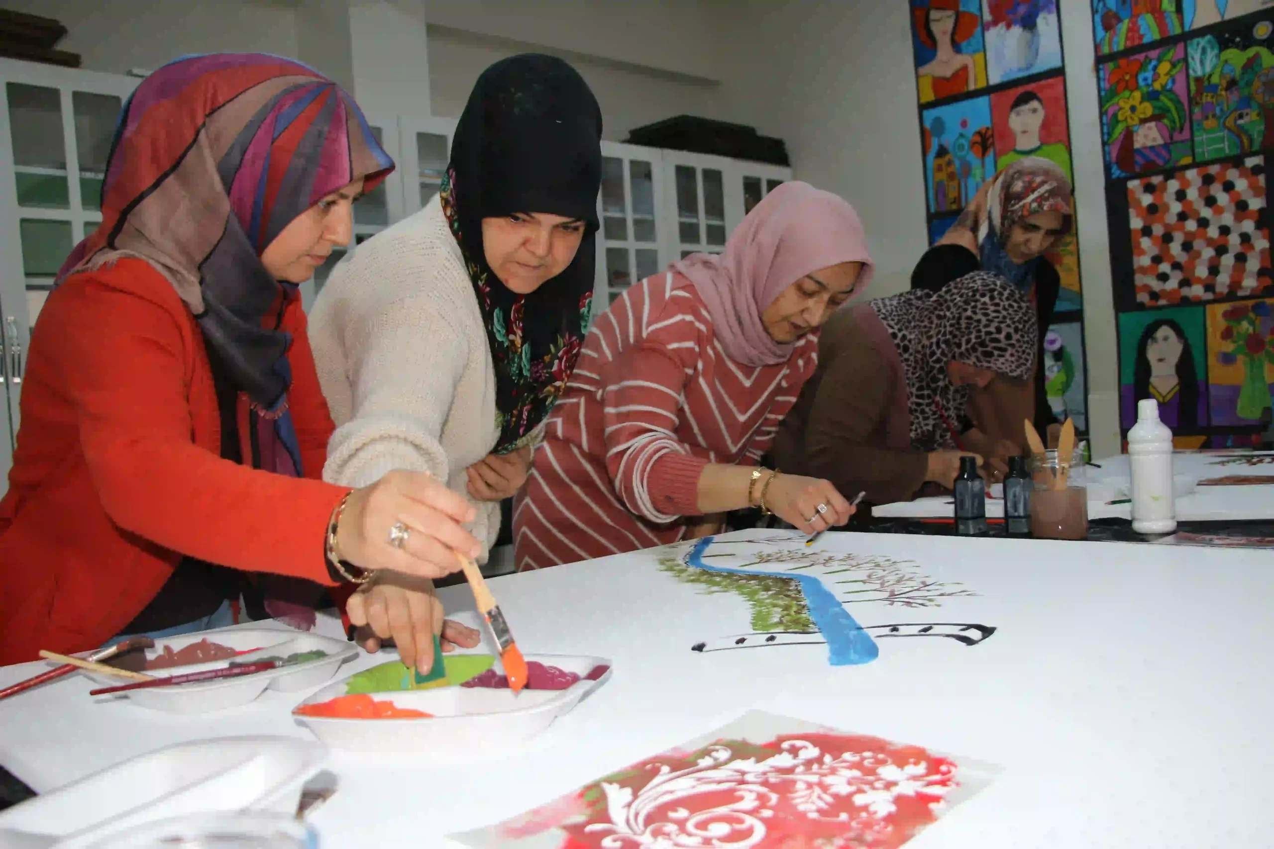 Kütahya’da anneler sanatla terapi oluyor 