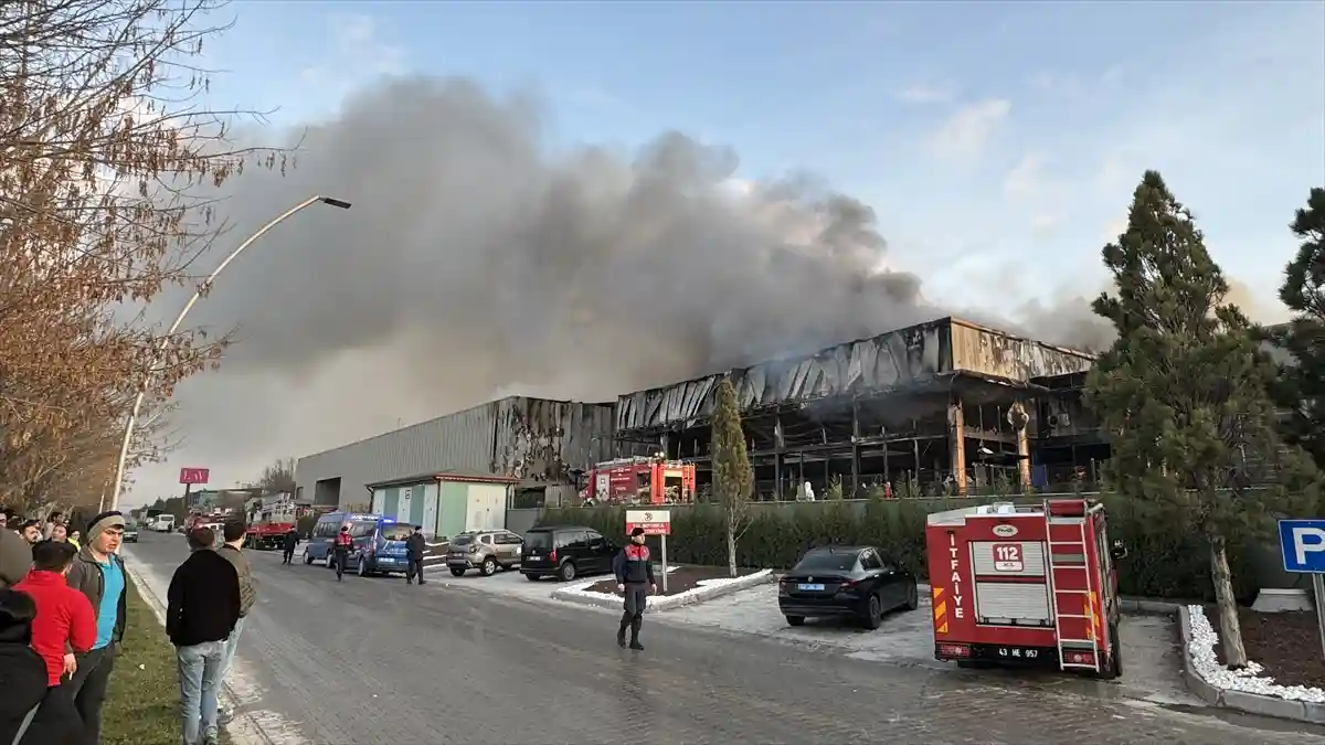 Kütahya'da porselen fabrikasında çıkan yangına müdahale ediliyor