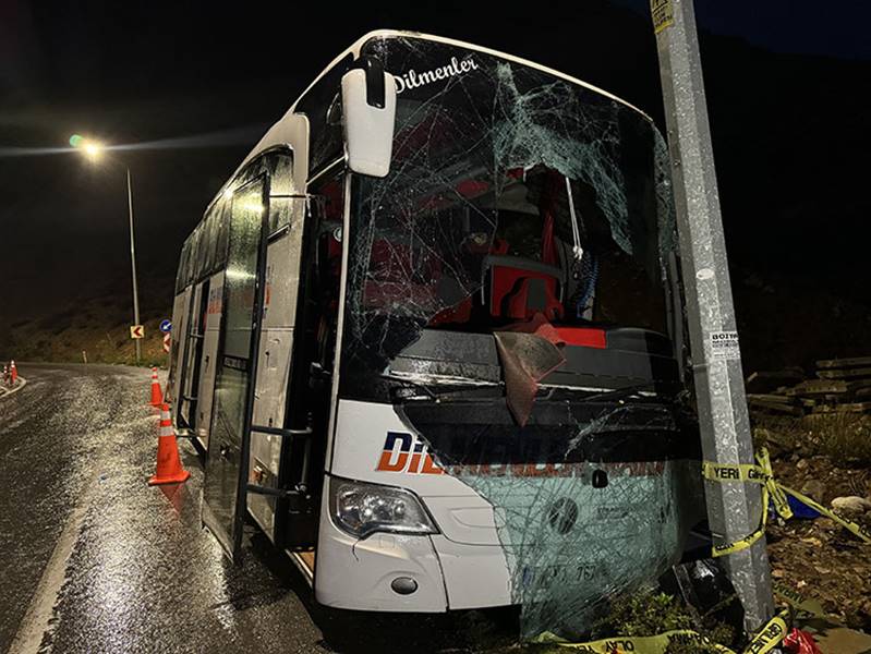 Mersin'de yolcu otobüsü kontrolden çıktı. Ölü ve yaralılar var