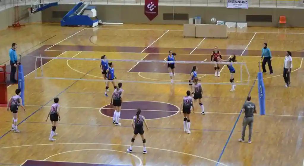 Kütahya DPÜ kadın voleybol takımından gümüş madalya 