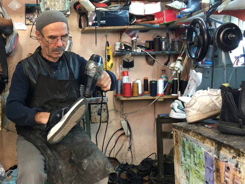 Engelli ayakkabı ustası 73 yaşında baba mesleğini devam ettiriyor
