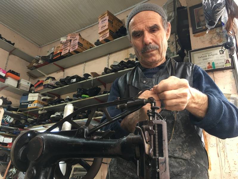 Engelli ayakkabı ustası 73 yaşında baba mesleğini devam ettiriyor
