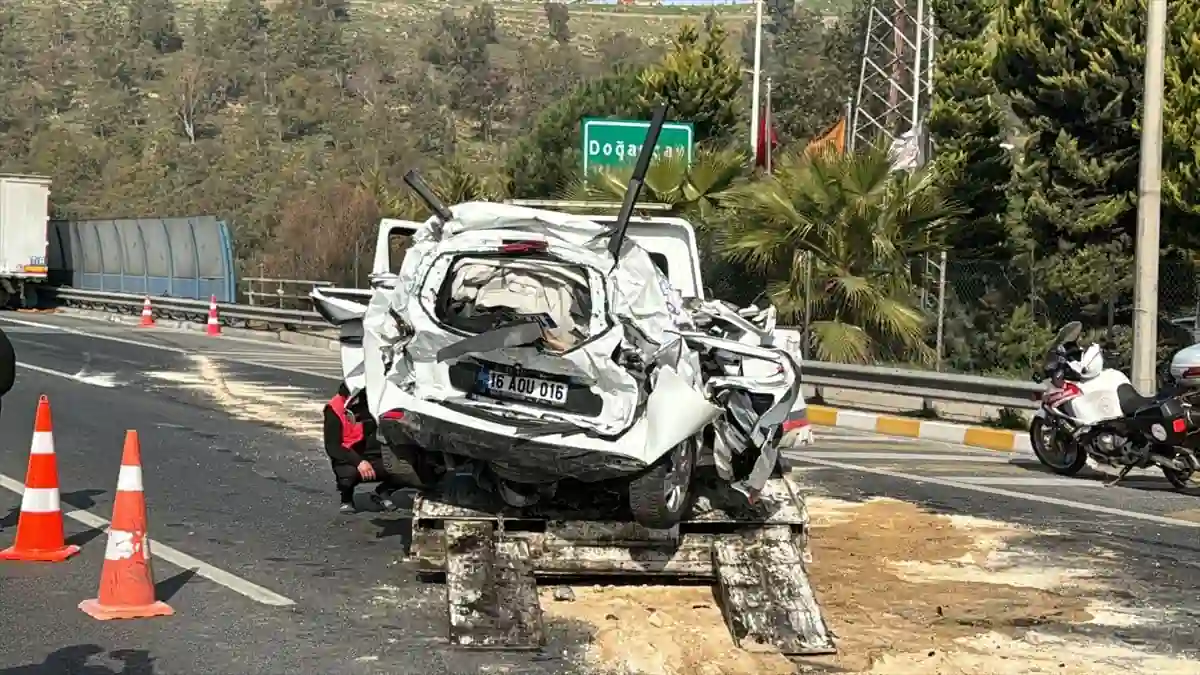 İzmir’de bir araç 2 tırın arasında sıkıştı 2 ölü