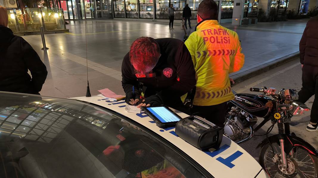 Kütahya’da motosikletiyle drift attı, rekor ceza kesildi