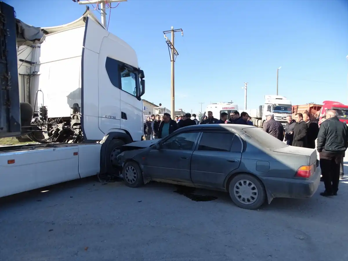 Kütahya’da otomobil tıra çarptı, 4 yaralı