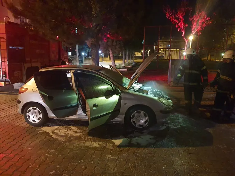 Kütahya'da otomobilde çıkan yangın söndürüldü