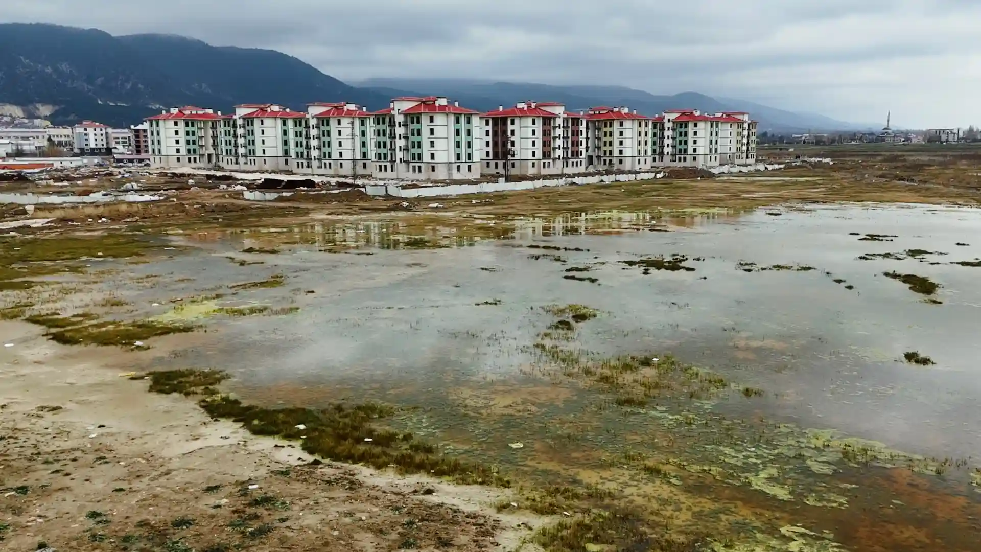 Kütahya’da kentsel dönüşüm arazisi gölete döndü