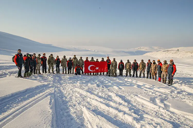 Van'da çÇığ Timiç: Özel harekat polisleri göreve hazır