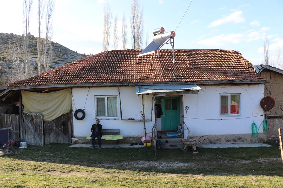 kütahya da terkedilmiş köyde tek başına yaşıyor