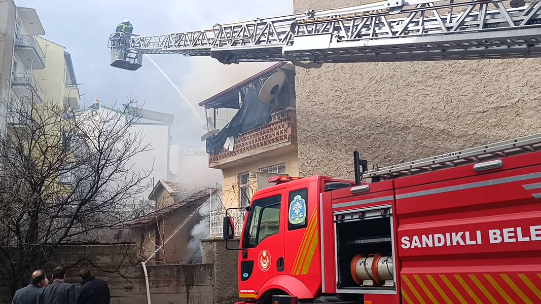 Afyonkarahisar'da metruk bir binada çıkan yangın söndürüldü