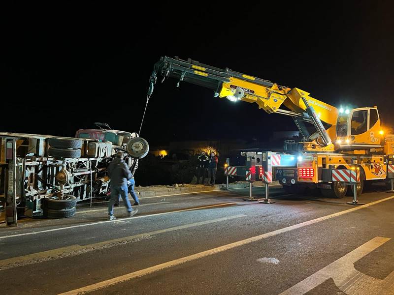 Aydın'da evin bahçesine devrilen kamyonun sürücüsü yaralandı