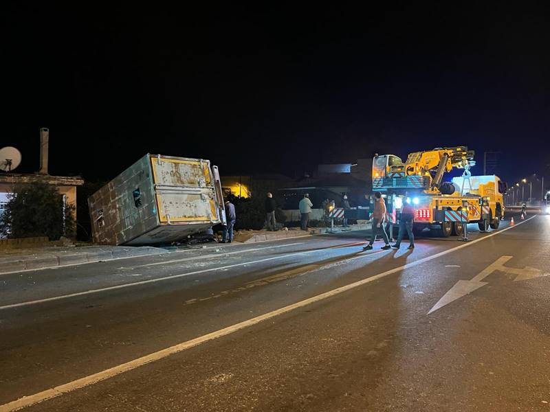 Aydın'da evin bahçesine devrilen kamyonun sürücüsü yaralandı