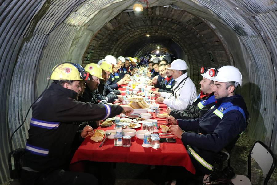 Bakan Işıkhan, Kütahya'da maden işçileriyle iftar yaptı