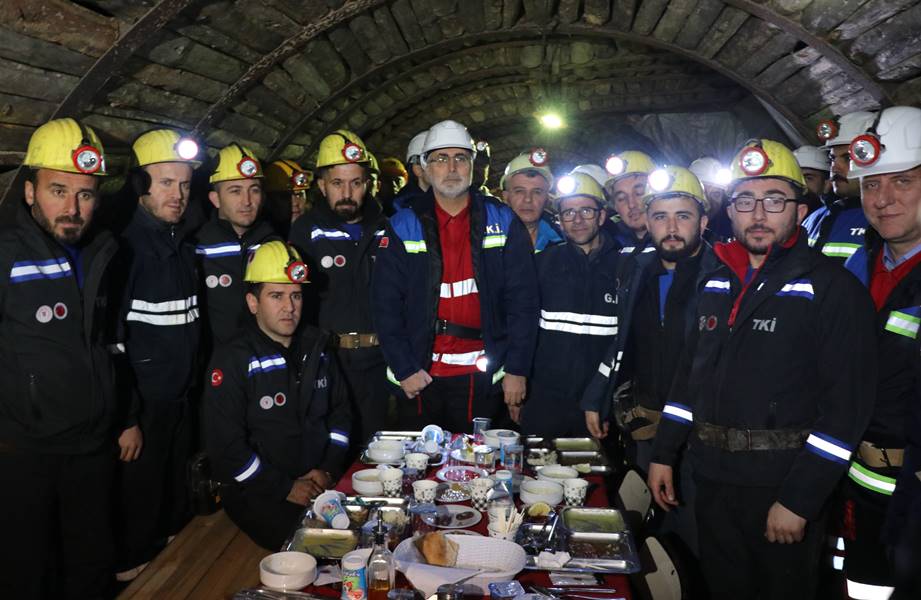 Bakan Işıkhan, Kütahya'da maden işçileriyle iftar yaptı