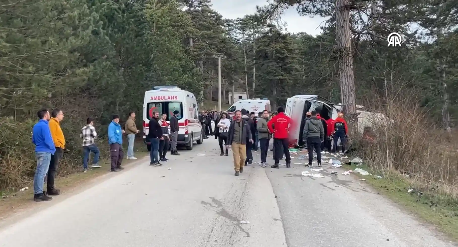 Bolu'da minibüs devrildi: 14 yaralı