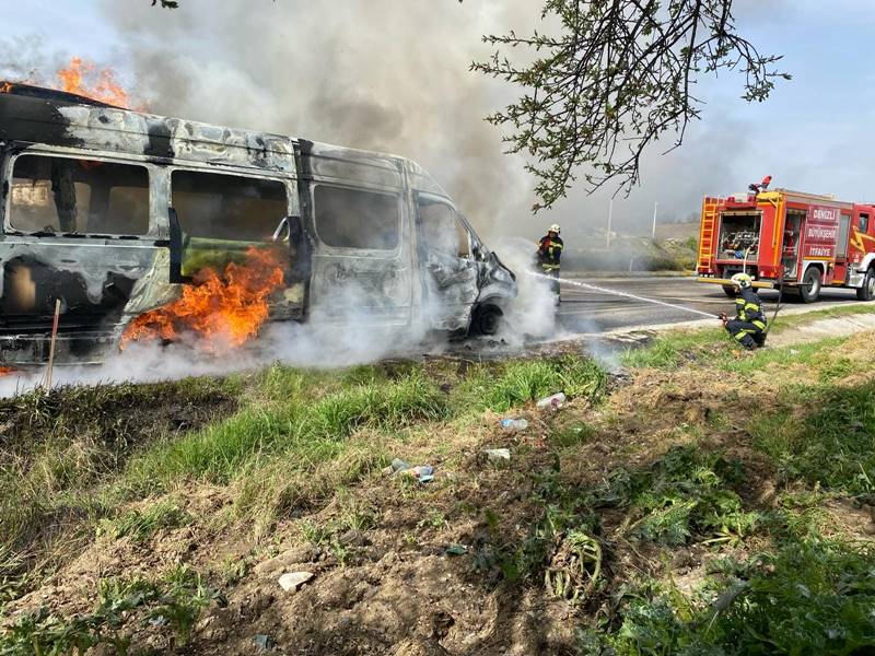 Denizli’de seyir halindeki minibüste çıkan yangın söndürüldü