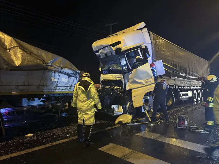 Dört tırın karıştığı zincirleme trafik kazasında 1 kişi öldü