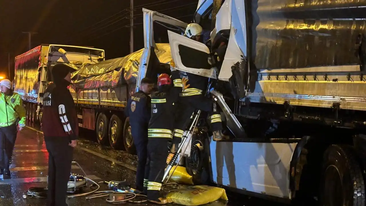 Dört tırın karıştığı zincirleme trafik kazasında 1 kişi öldü